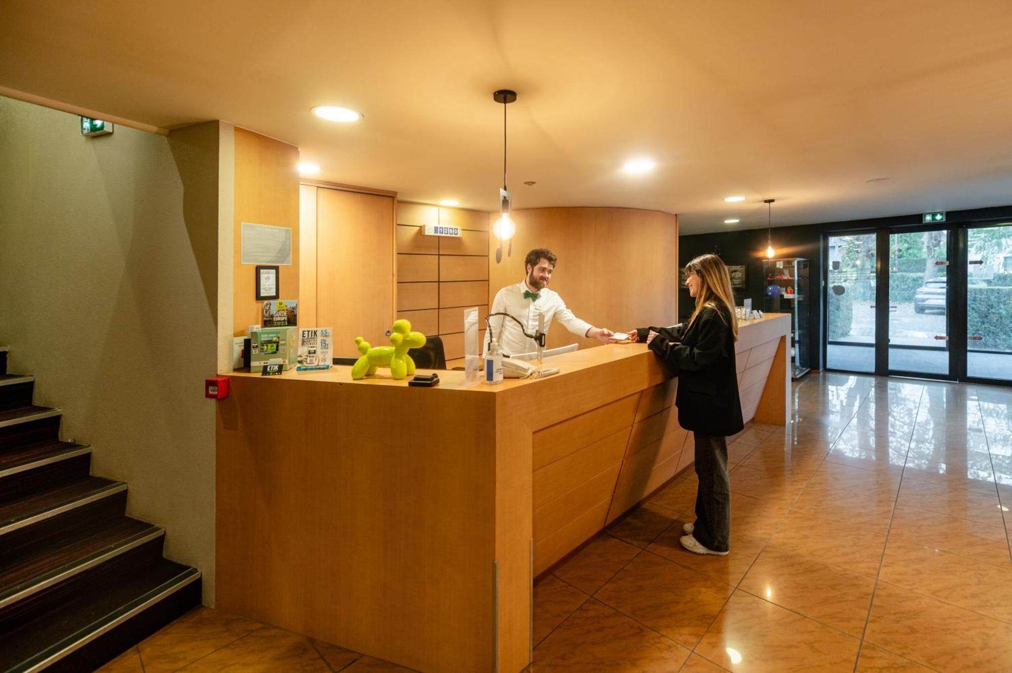 Logis Hotel Restaurant Des Acacias Lille Neuville En Ferrain Невиль-ан-Феррен Экстерьер фото