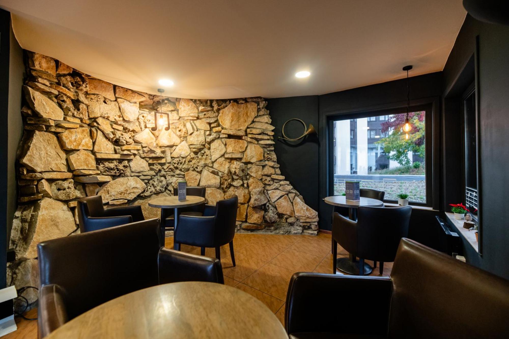 Logis Hotel Restaurant Des Acacias Lille Neuville En Ferrain Невиль-ан-Феррен Экстерьер фото