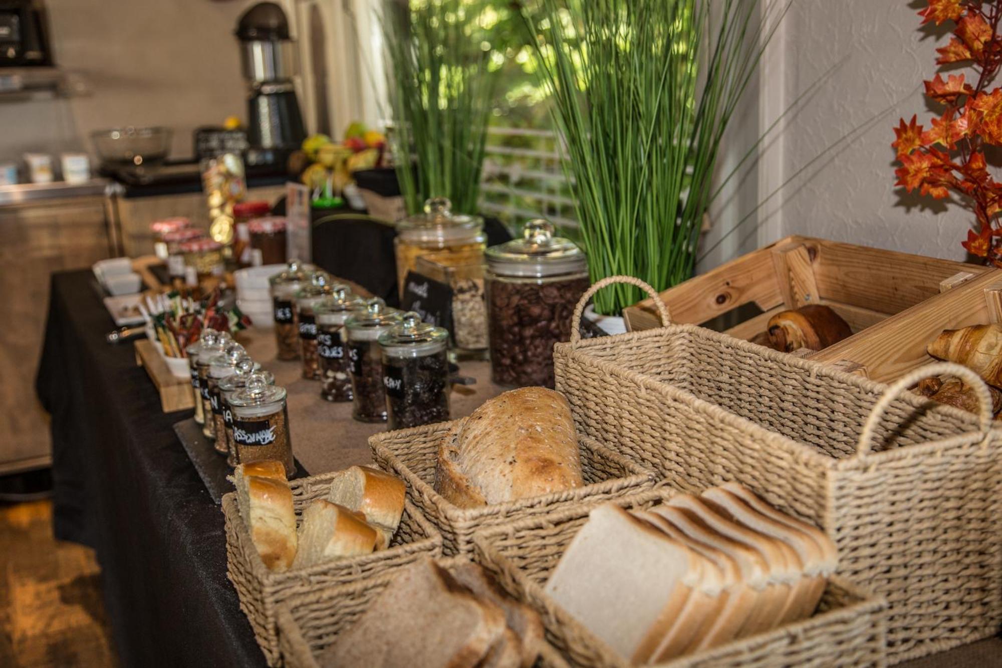 Logis Hotel Restaurant Des Acacias Lille Neuville En Ferrain Невиль-ан-Феррен Экстерьер фото